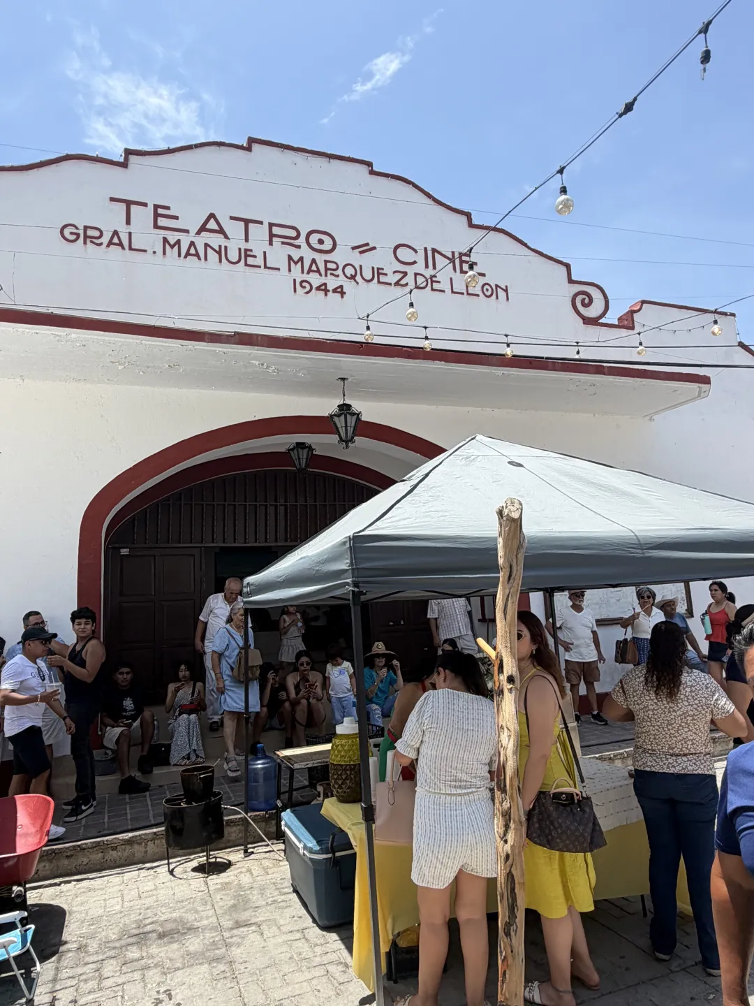 The white and red Teatro-Cine General Manuel Márquez de León beside the festival
